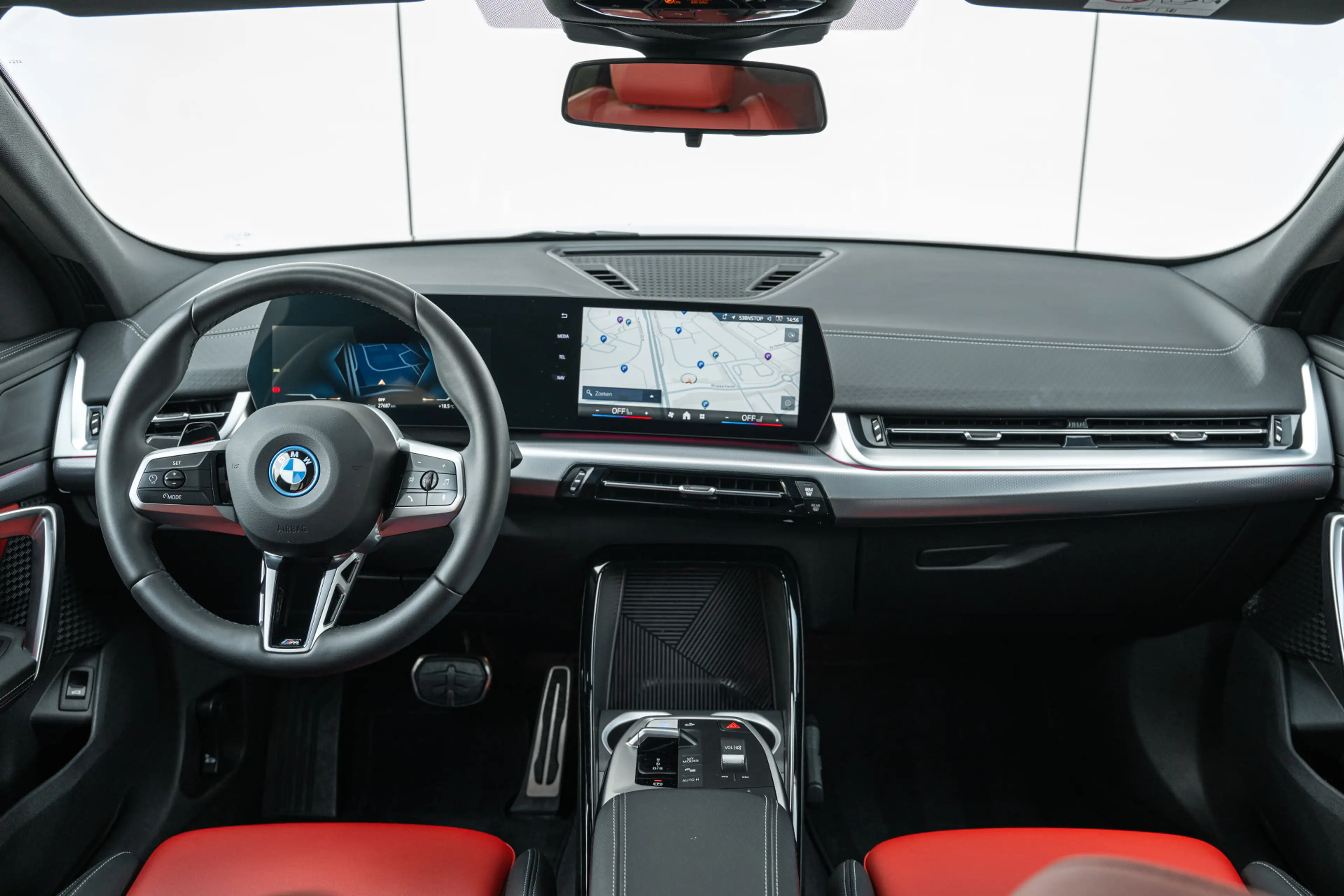 BMW iX2 eDrive20 M Sport / Sportstoelen / Achteruitrijcame — photo 3