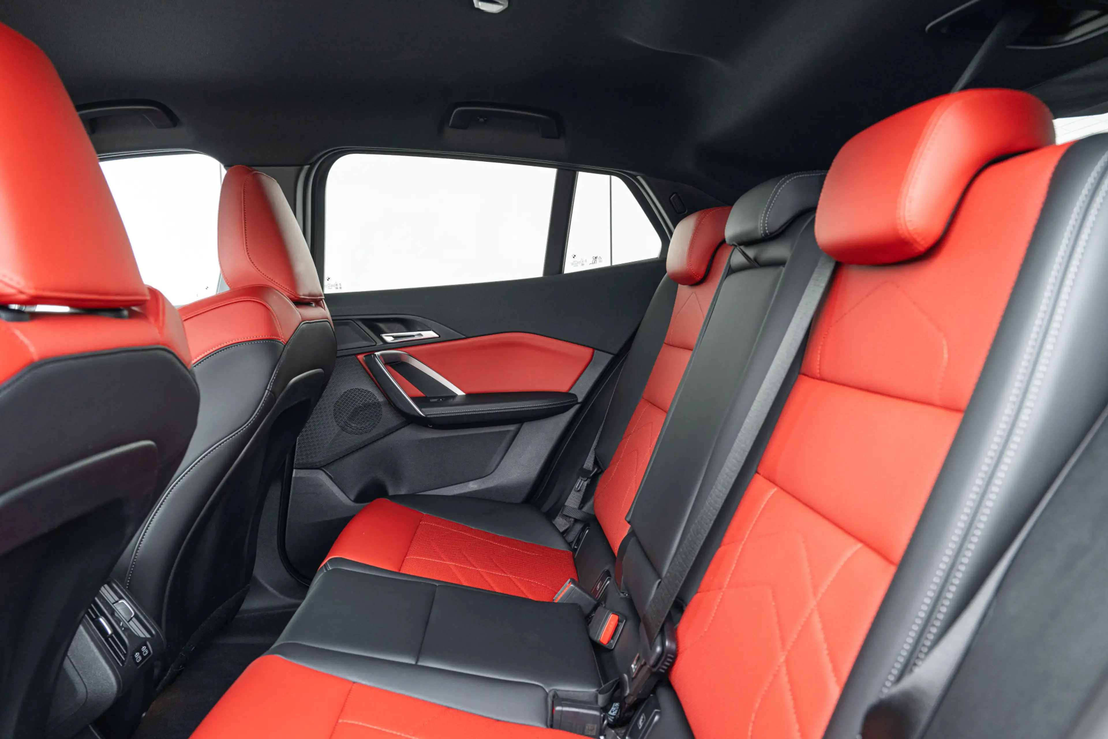 BMW iX2 eDrive20 M Sport / Sportstoelen / Achteruitrijcame — photo 5