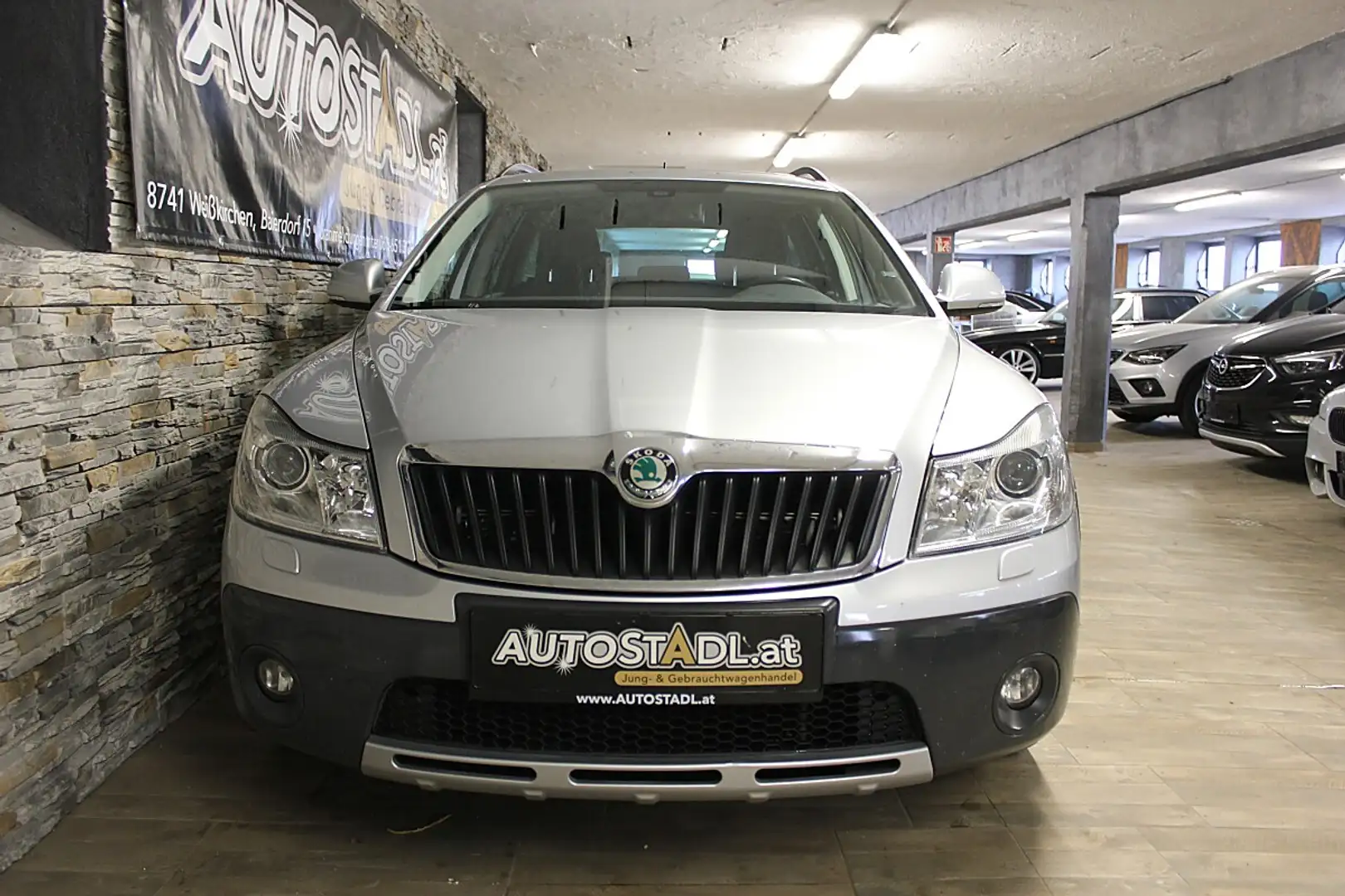 Skoda Octavia Combi 2,0 Scout TDI 4x4 DSG/NAVI-AHV-ALU-SITZHZG.- Silber - 2