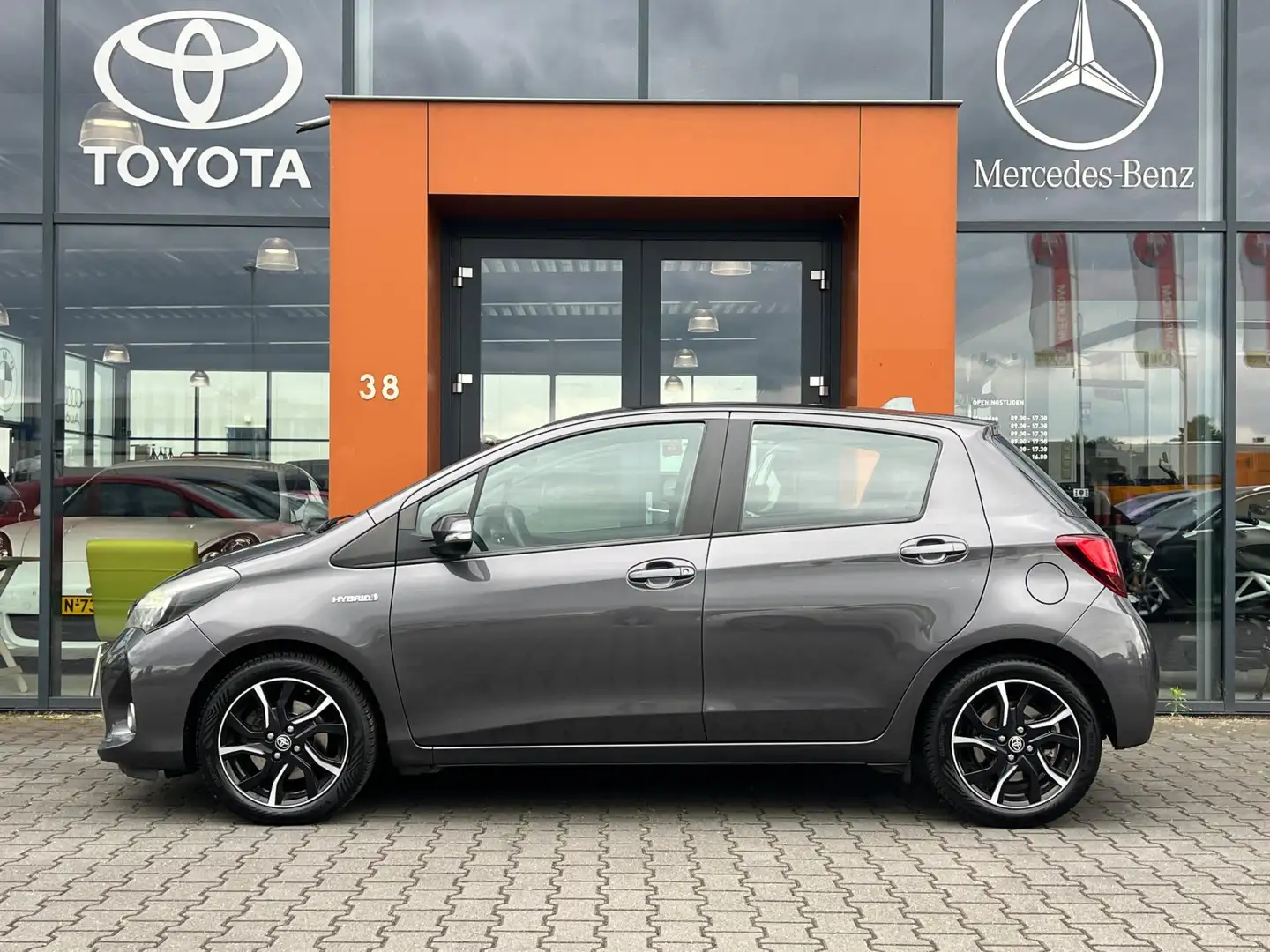 Toyota Yaris 1.5 Hybrid|Navi|Camera|Bluetooth|Climate|APK 26 Grijs - 2