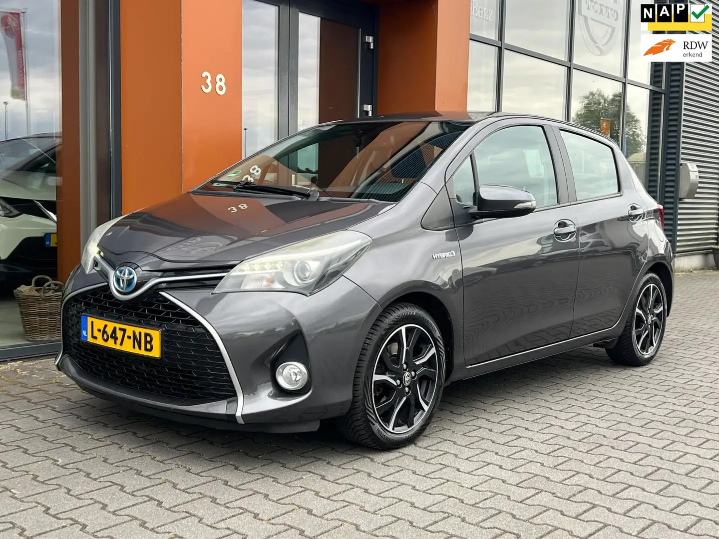 Toyota Yaris 1.5 Hybrid|Navi|Camera|Bluetooth|Climate|APK 26 Grijs - 1
