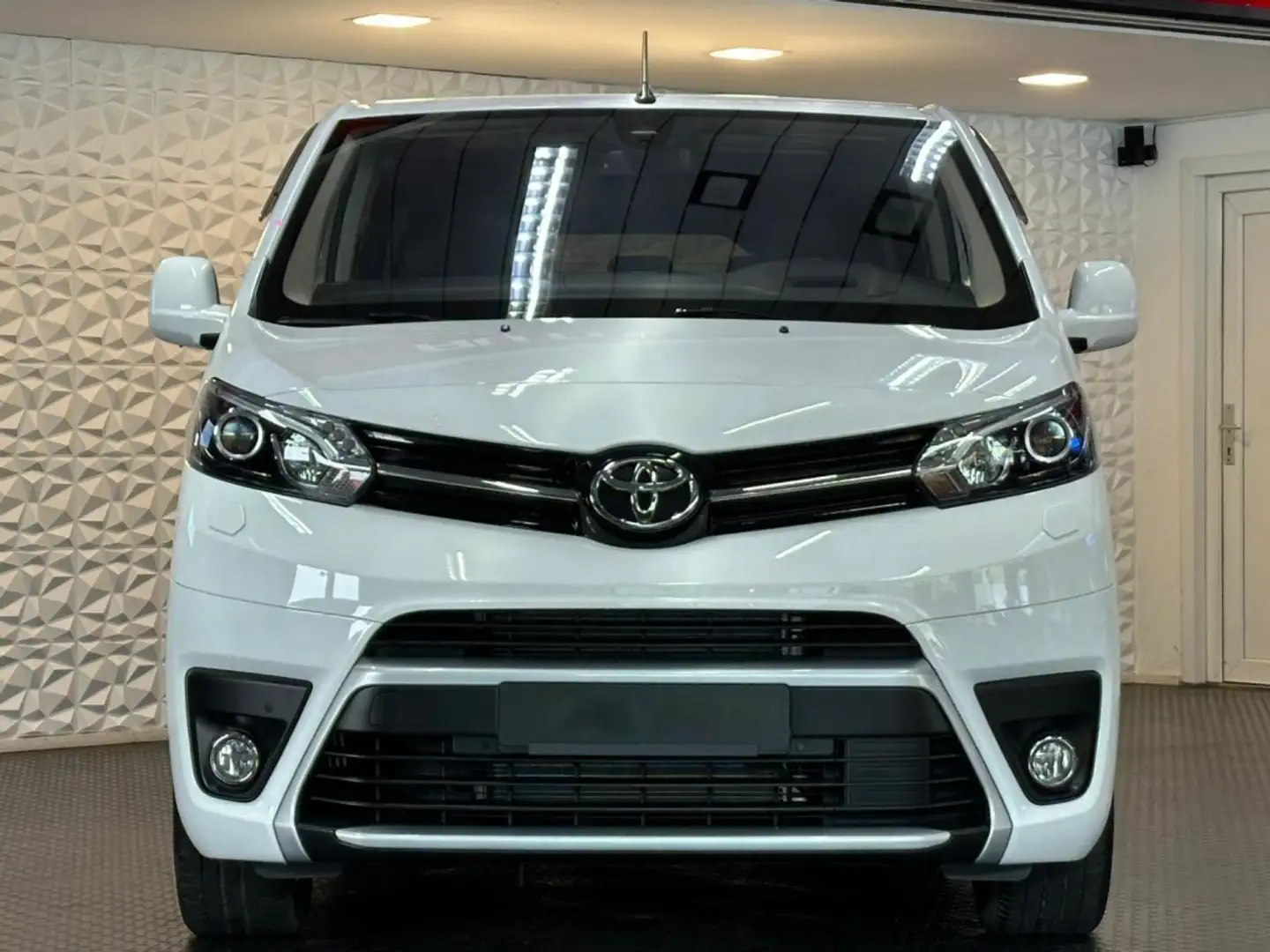 Toyota Proace Family Largo 2.0D 8pl. Advance Aut. 180 Blanco - 1