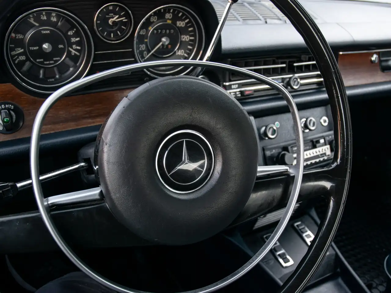 Mercedes-Benz 250 photo Mercedes-Benz 250