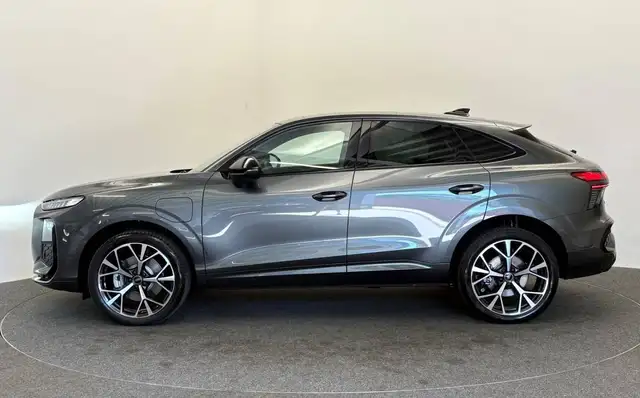 Audi Q3 view 6