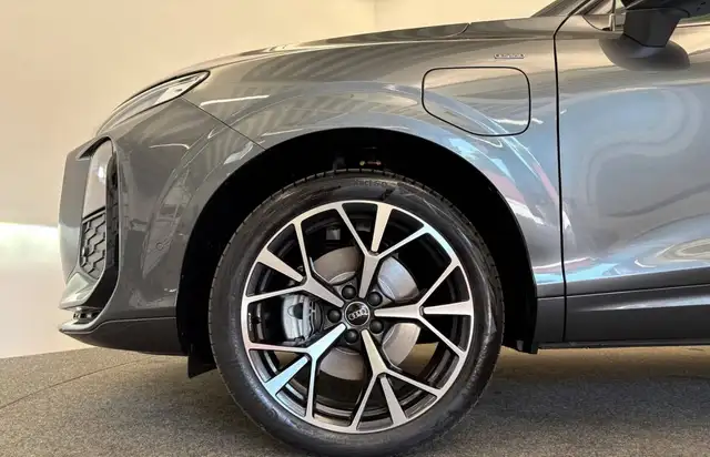 Audi Q3 view 4