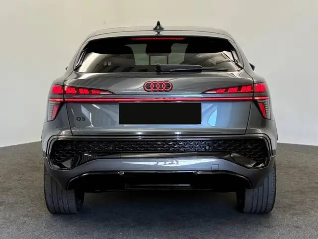 Audi Q3 view 14