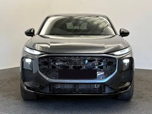 Audi Q3 view 5