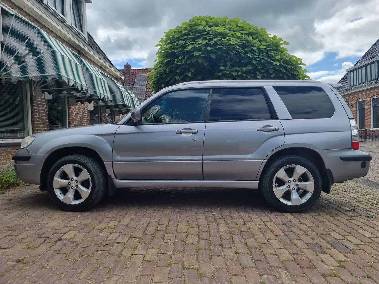 Subaru Forester 2.0 X Premium Grijs - 1