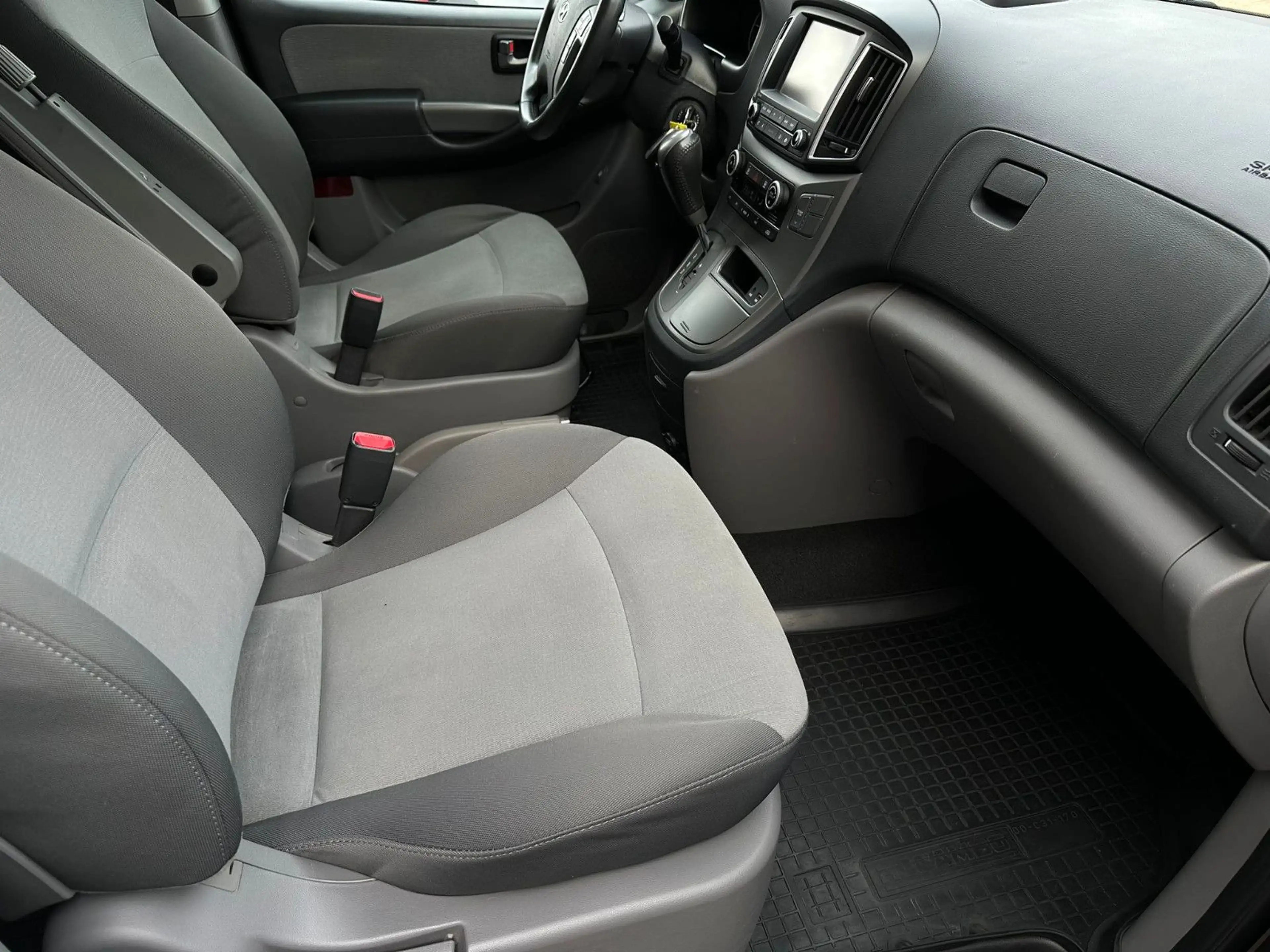 Hyundai H-1 Travel Navi BT Temp AHK Sitzhzg Dach — photo 15