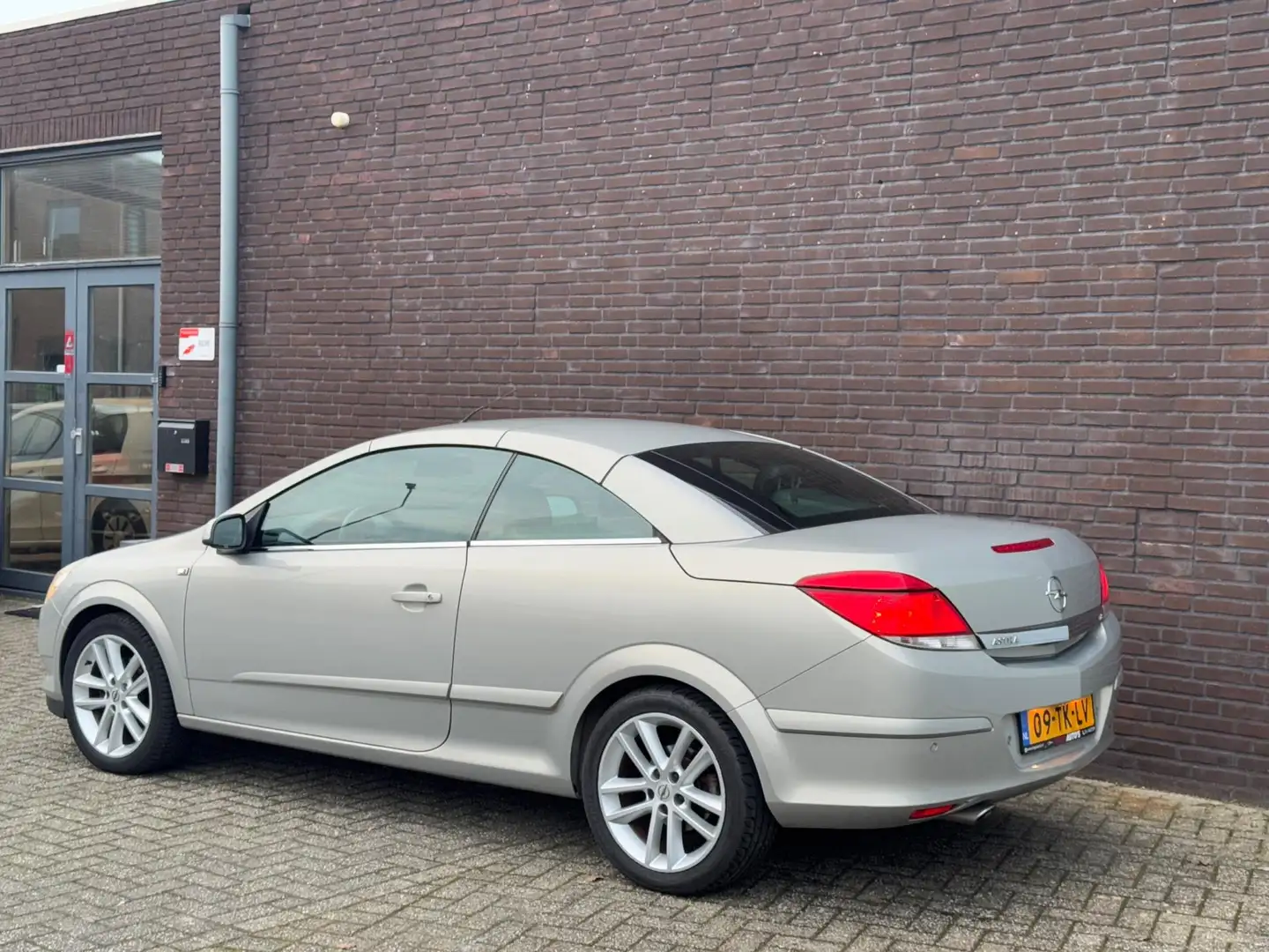 Opel Astra TwinTop 1.8 Cosmo Airco | Leder | PDC | Apk | NL-A Gri - 2