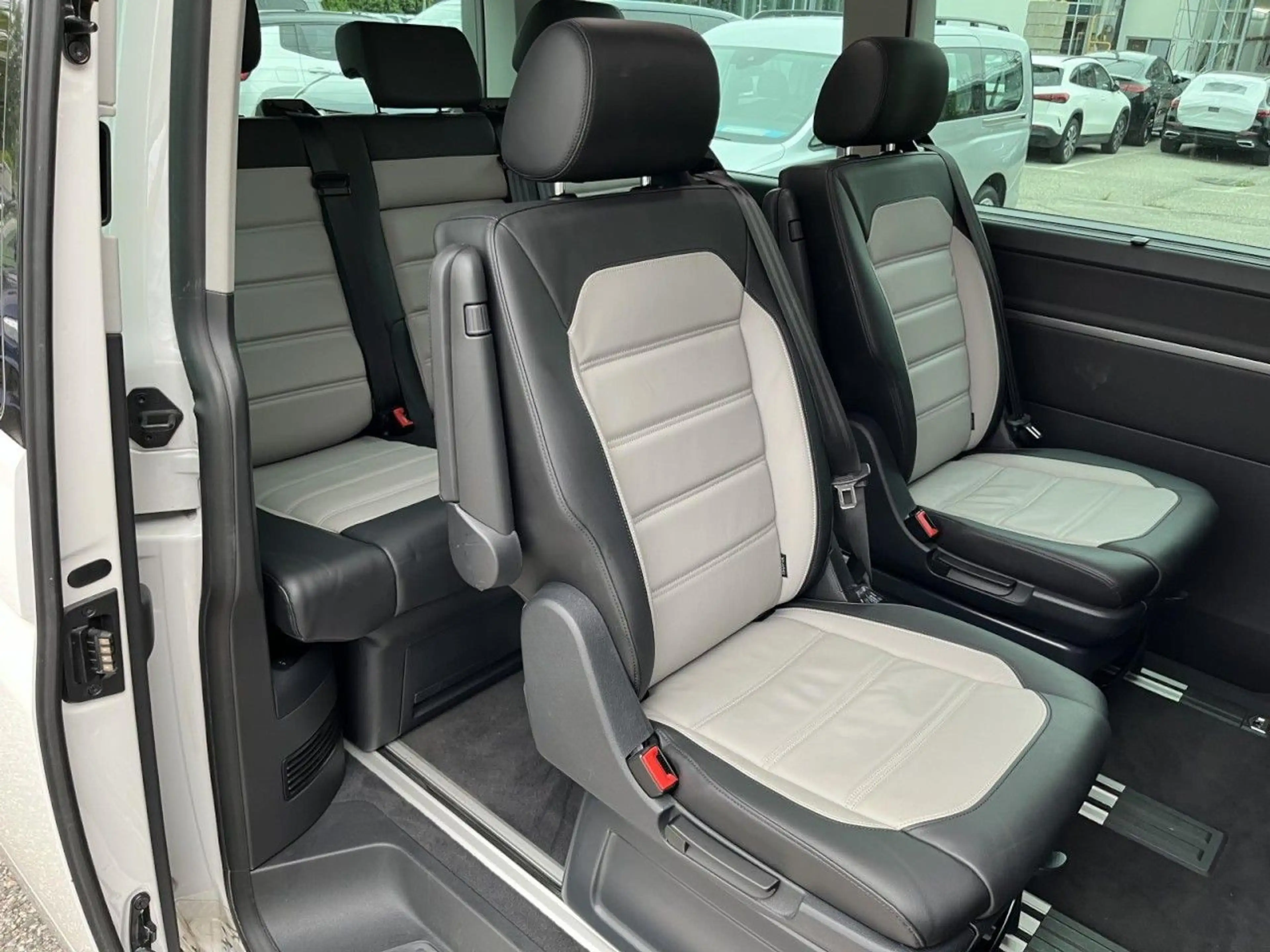 Volkswagen T6.1 Multivan Highline 2,0 TDI DSG 4Motion (AHK+ — photo 12