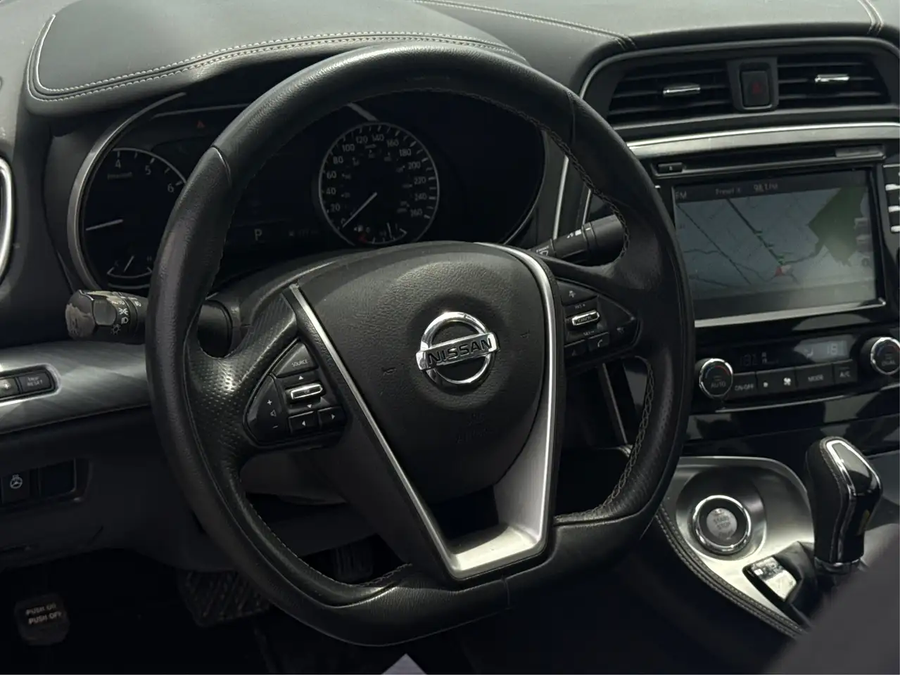 Nissan Maxima снимка Nissan Maxima