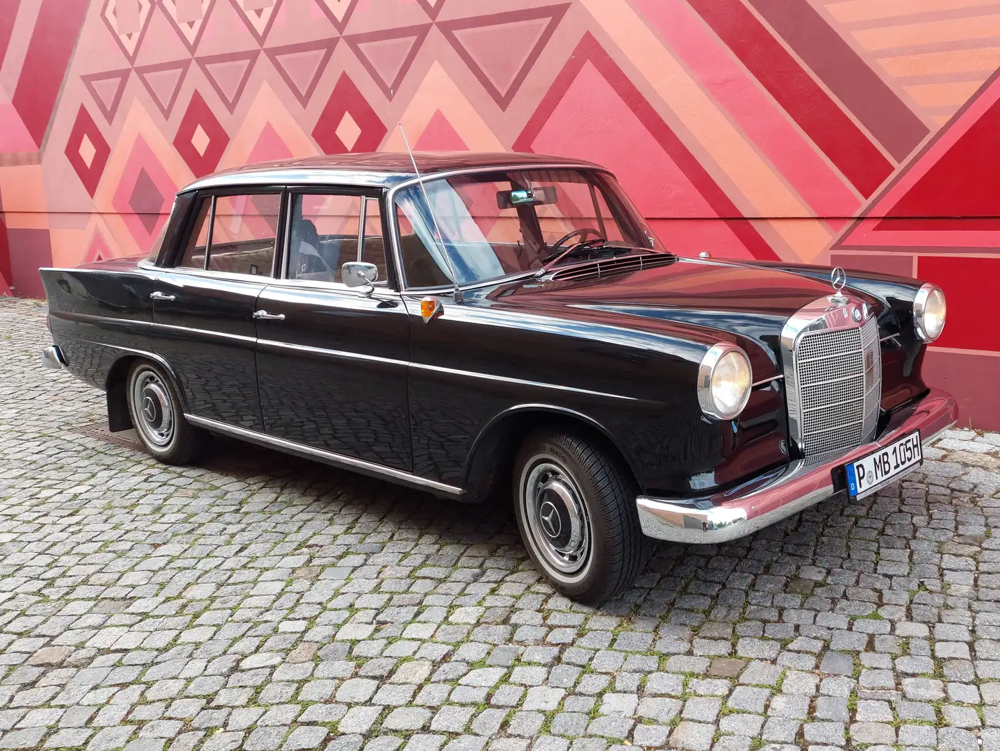 Mercedes-Benz 190 190 c, Heckflosse W 110 OLDTIMER Noir - 2