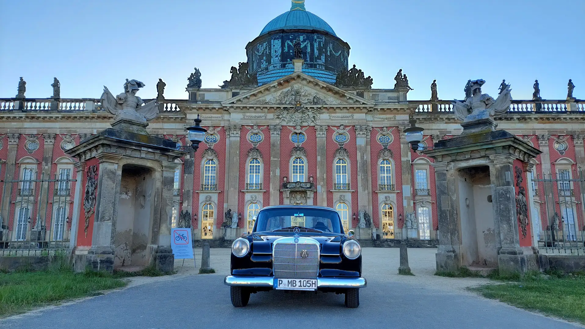 Mercedes-Benz 190 190 c, Heckflosse W 110 OLDTIMER Noir - 1