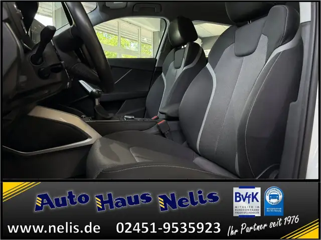 Audi Q2 view 8