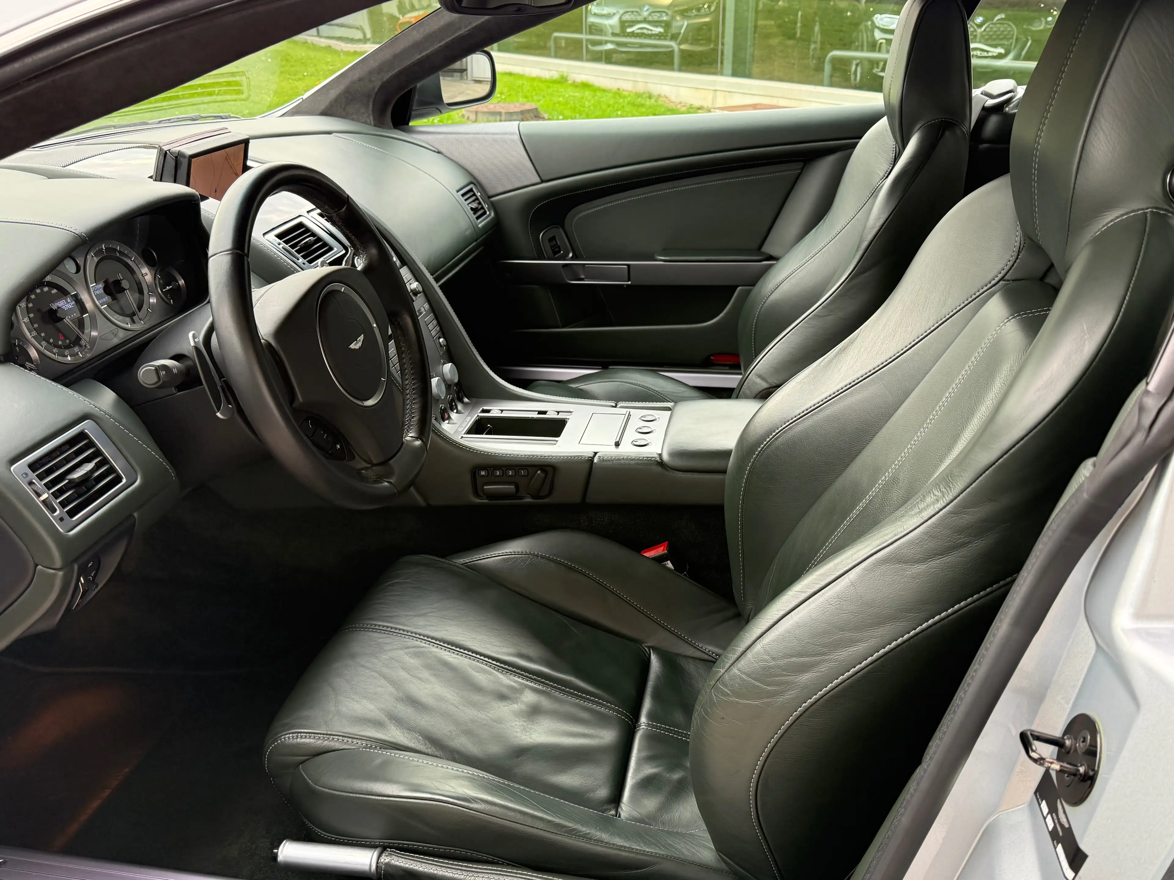 Aston Martin DB9 5.9i V12, 1ère main, Historique Aston Martin — photo 11