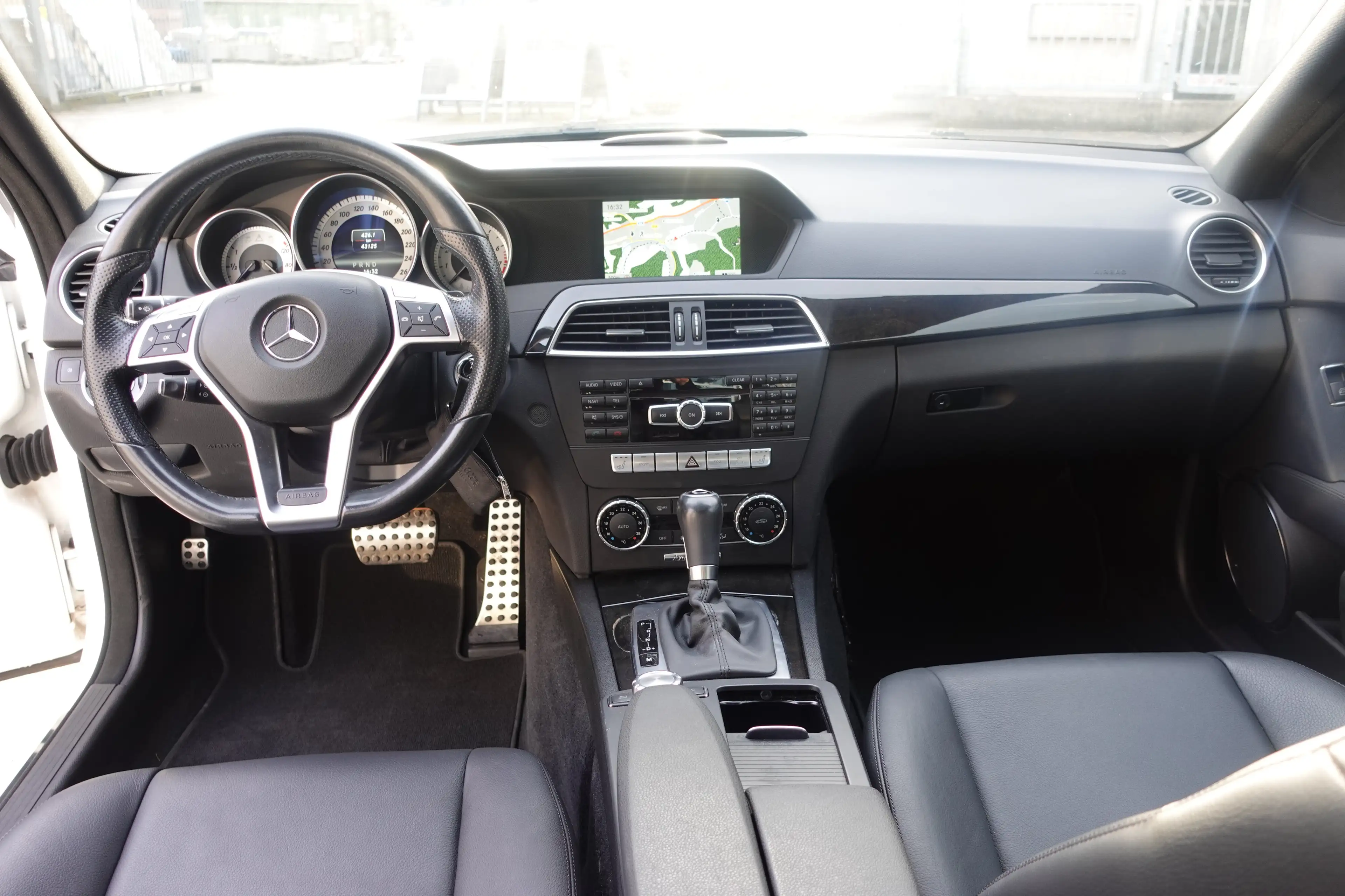 Mercedes-Benz C 350 C 350 AMG Sport-Paket Leder Comand ILS Kamera — photo 9