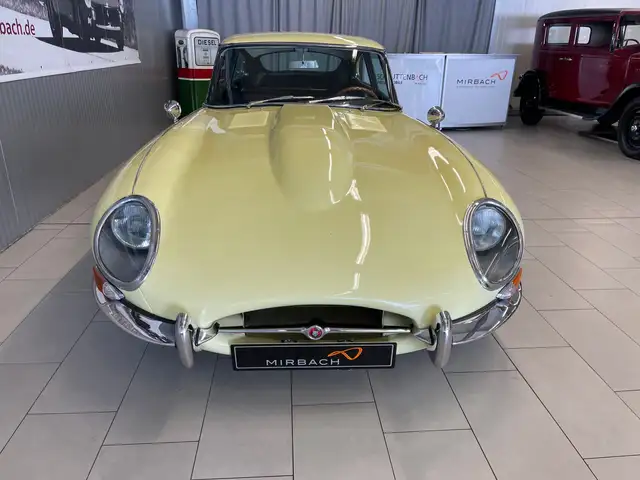 Jaguar E-Type view 4