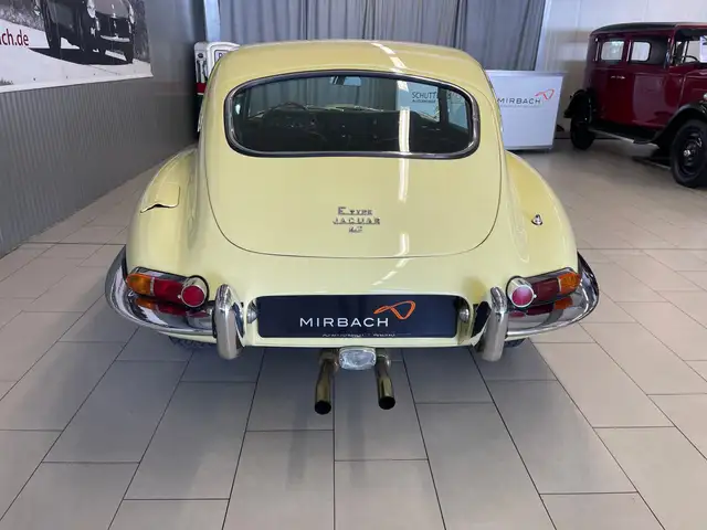 Jaguar E-Type view 9