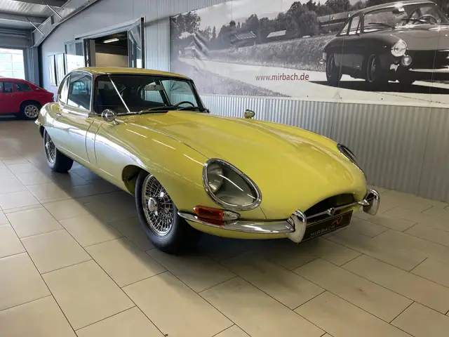 Jaguar E-Type view 5