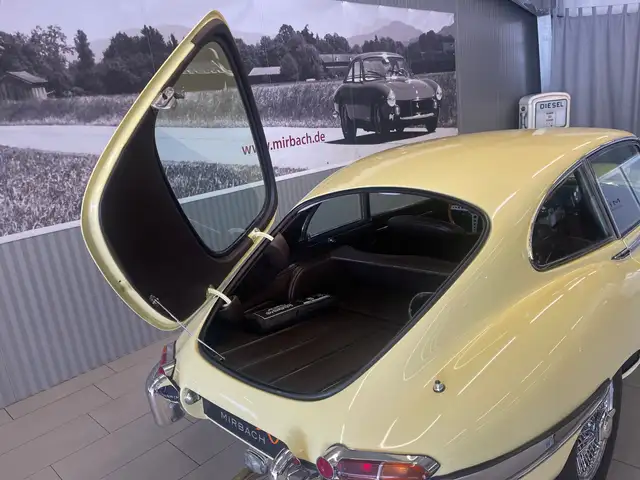 Jaguar E-Type view 8