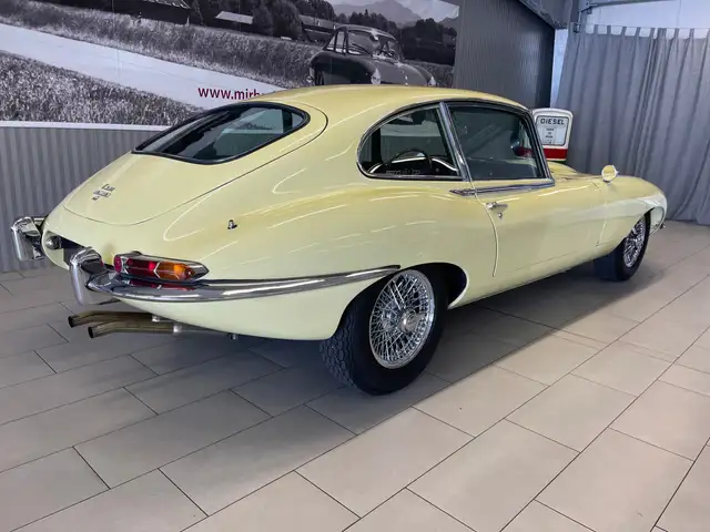 Jaguar E-Type view 7