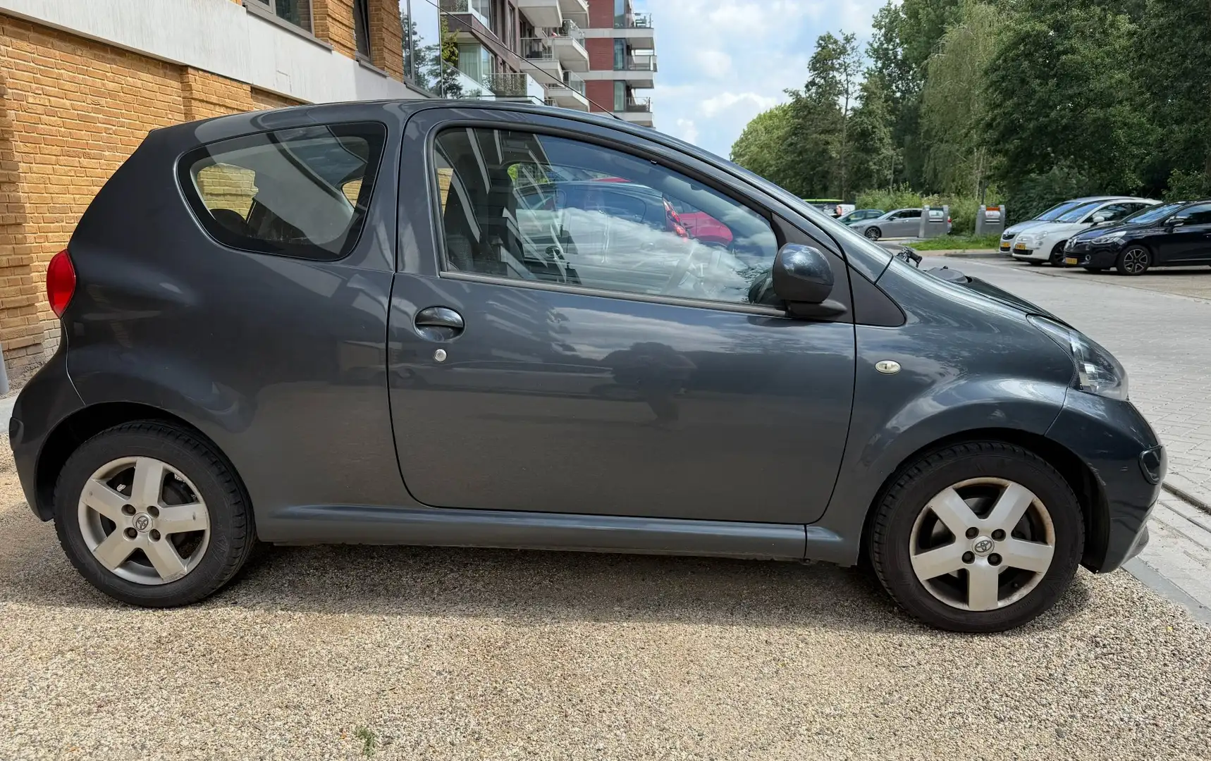 Toyota Aygo 1.0 12v VVT-i + Automaat Gri - 1