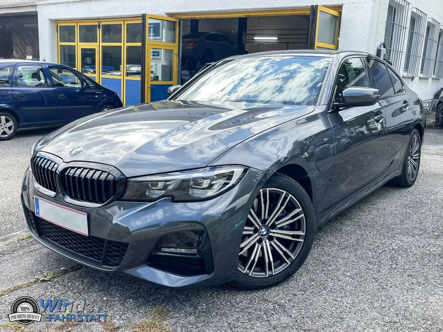 BMW 330 e M Sportpaket / Navi/ Leder Grau - 1