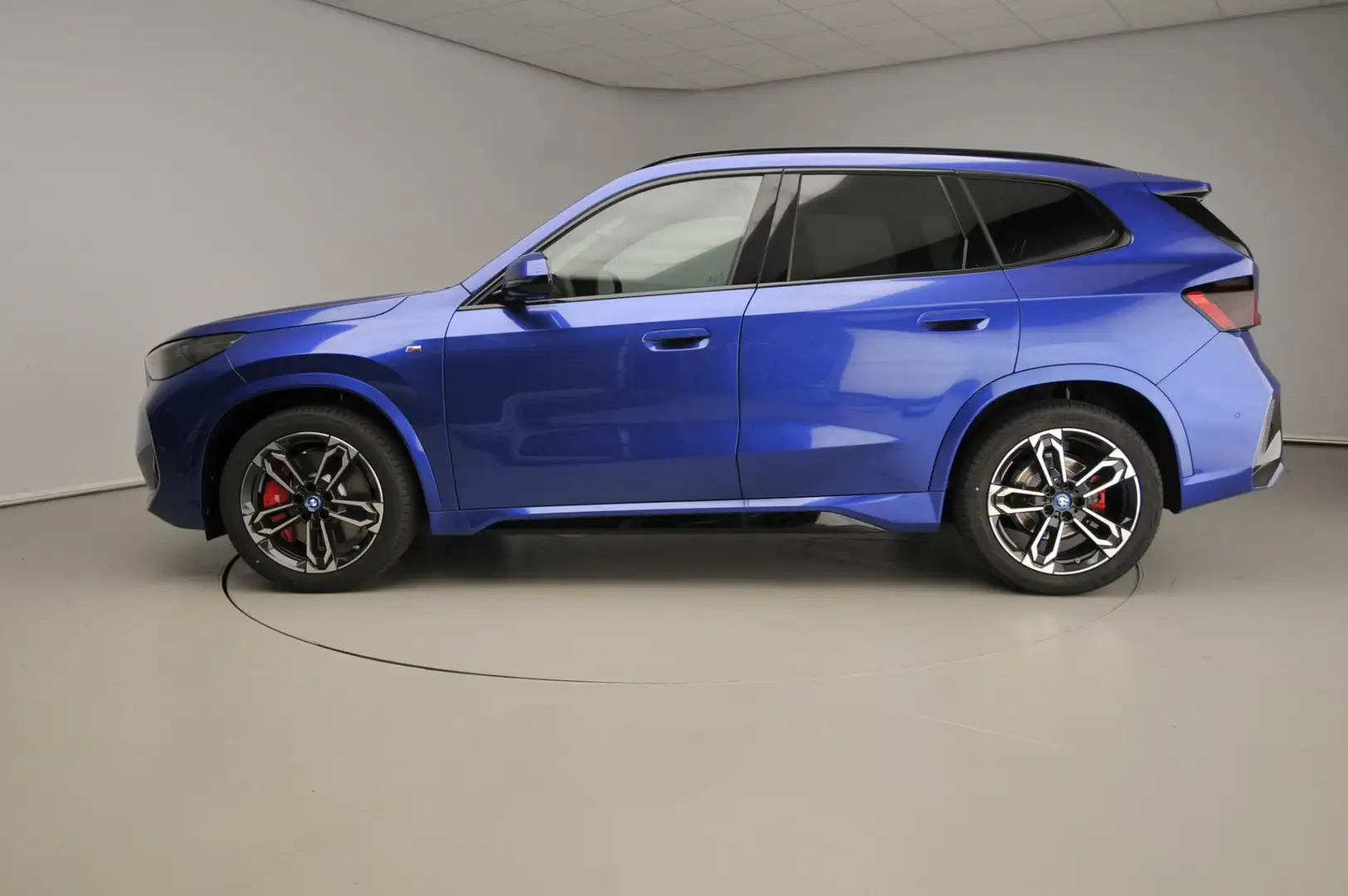 BMW iX1 eDrive20 M-Sport Edition / Comfort Pack / Travel P Blauw - 2