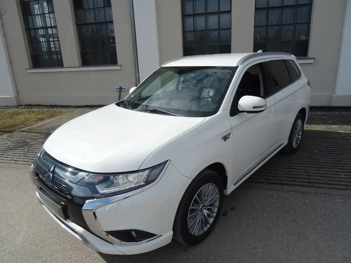Mitsubishi Outlander PHEV Basis Spirit 4WD-Plug in Hybrid Weiß - 2