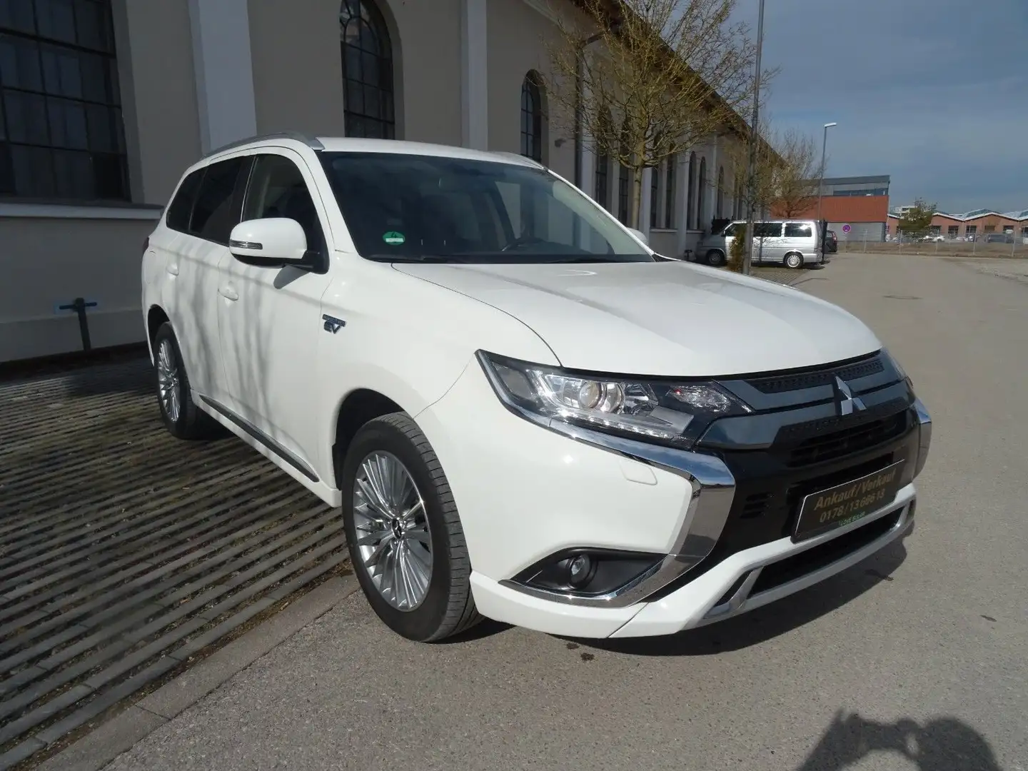 Mitsubishi Outlander PHEV Basis Spirit 4WD-Plug in Hybrid Weiß - 1