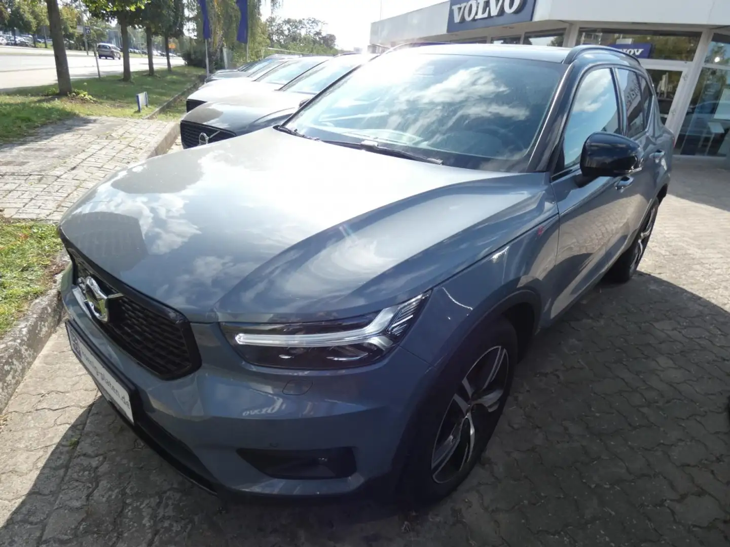Volvo XC40 D4 AWD R-Design (EURO 6d-TEMP) Klima Navi Grau - 2
