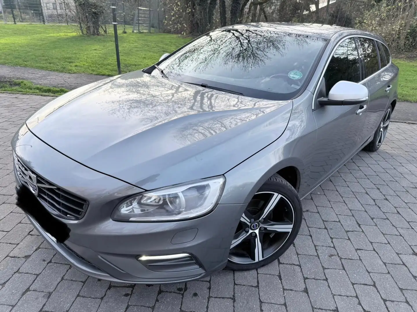 Volvo V60 V60 2.0 D4 R-Design Geartronic Grau - 1