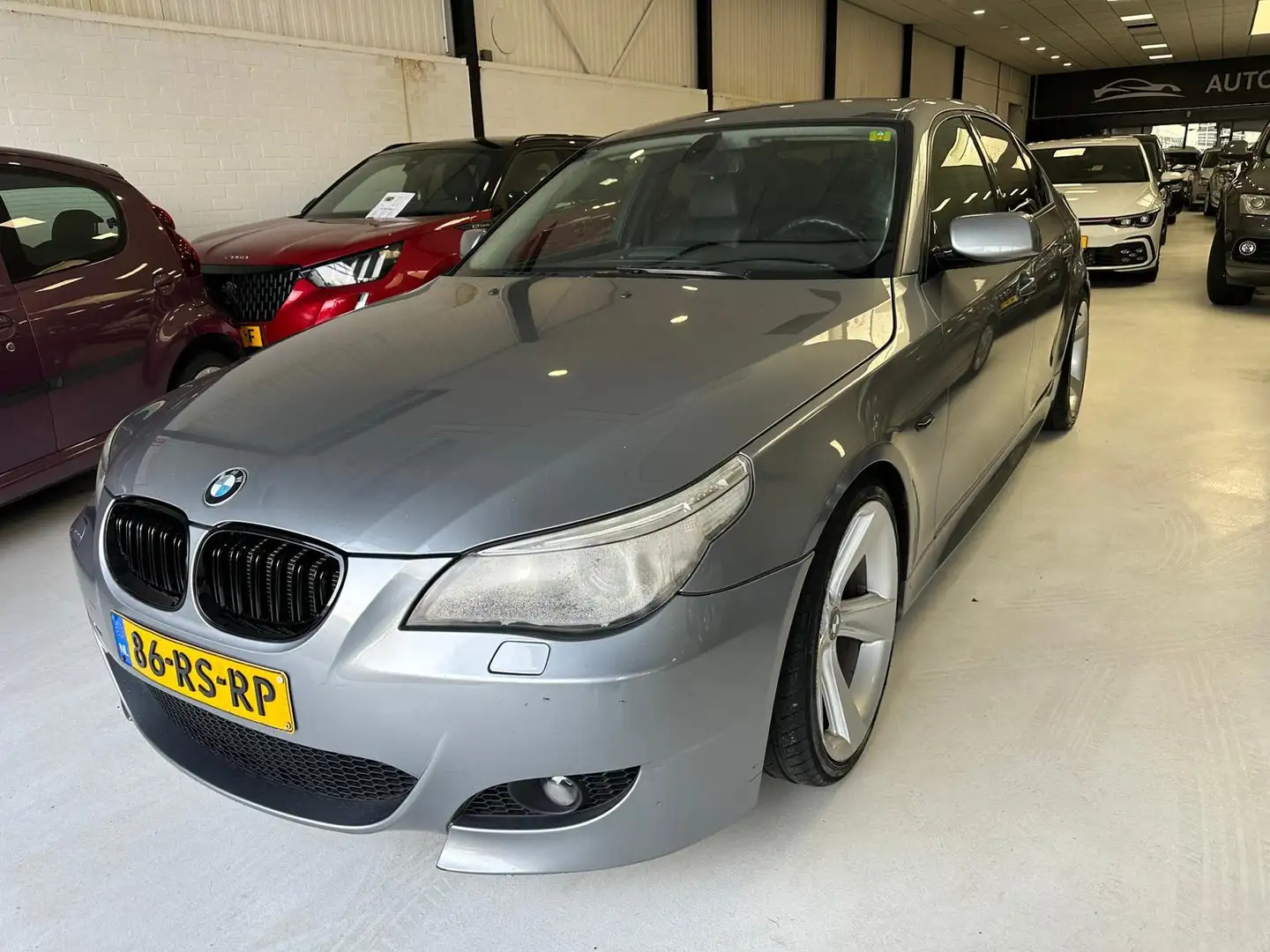 BMW 530 5-serie 530i M PAKKET 260 PK GROOTE BEURT GEHAD. Šedá - 2