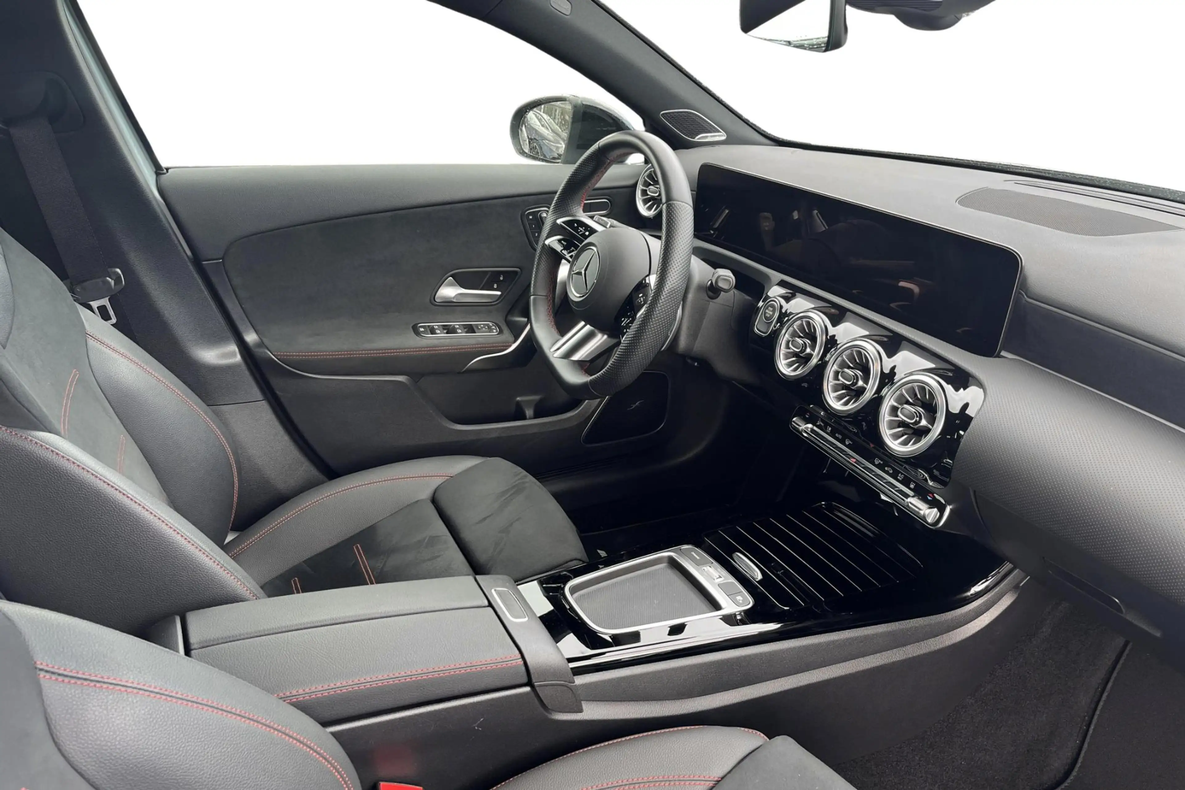 Mercedes-Benz A 250 A e AMG Line — photo 5