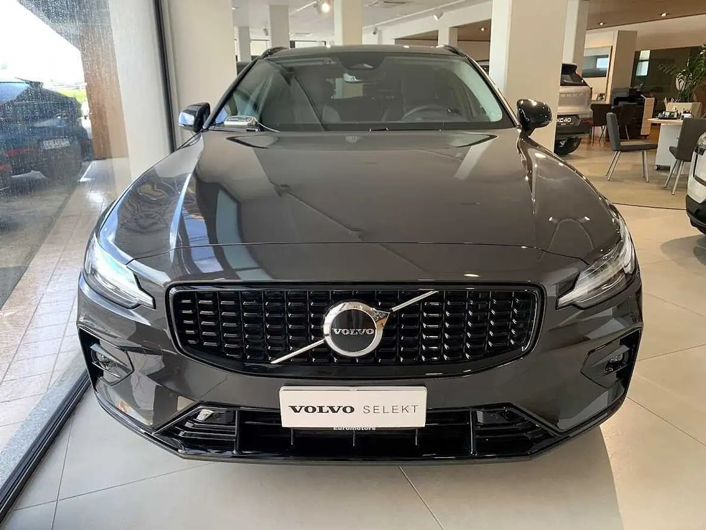 Volvo V60 Plus Dark, B4 Mild hybrid, Diesel Gris - 2