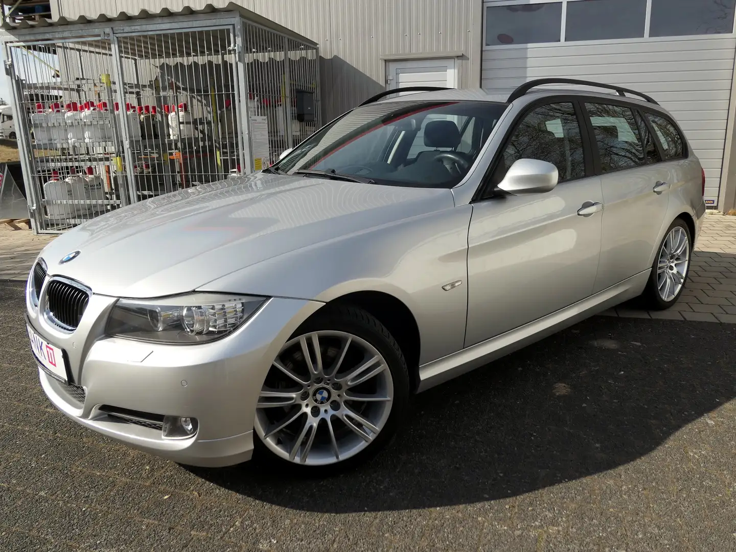 BMW 320 320i M-Sportpaket 18" Scheckheft Xenon AHK Leder Argent - 2