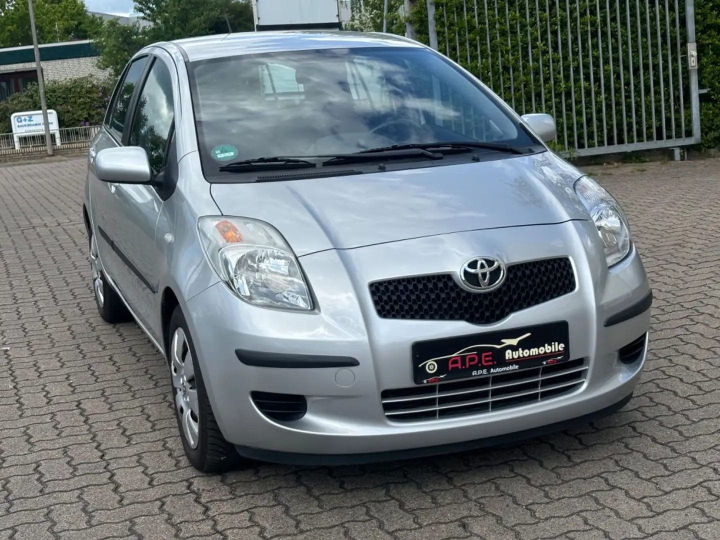 Toyota Yaris Sol Automatik 2 Hand TOP ZUSTAND Silber - 1