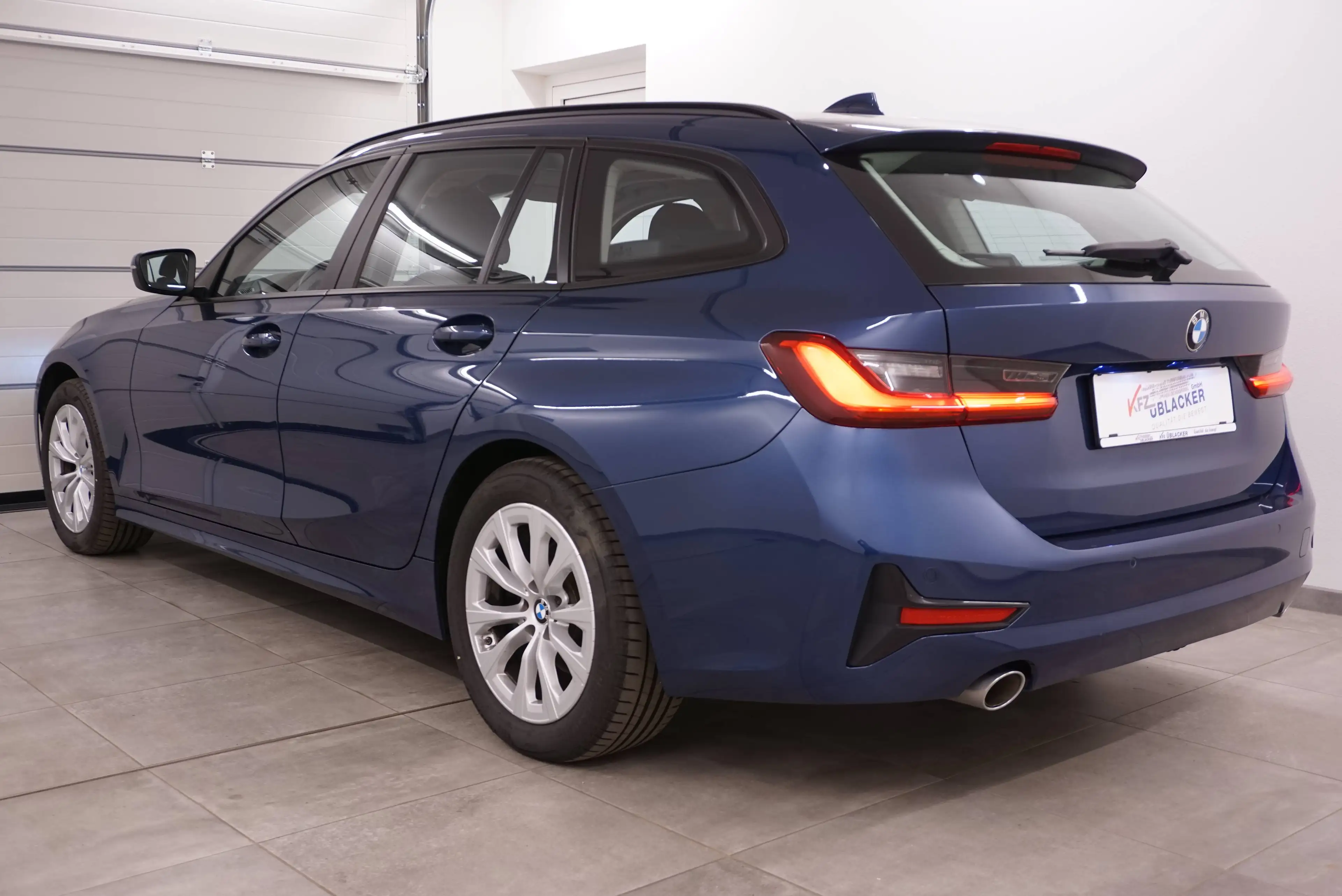 BMW 318 d // Anhängervorrichtung // Abstandstempomat// Panoramadach // — photo 4