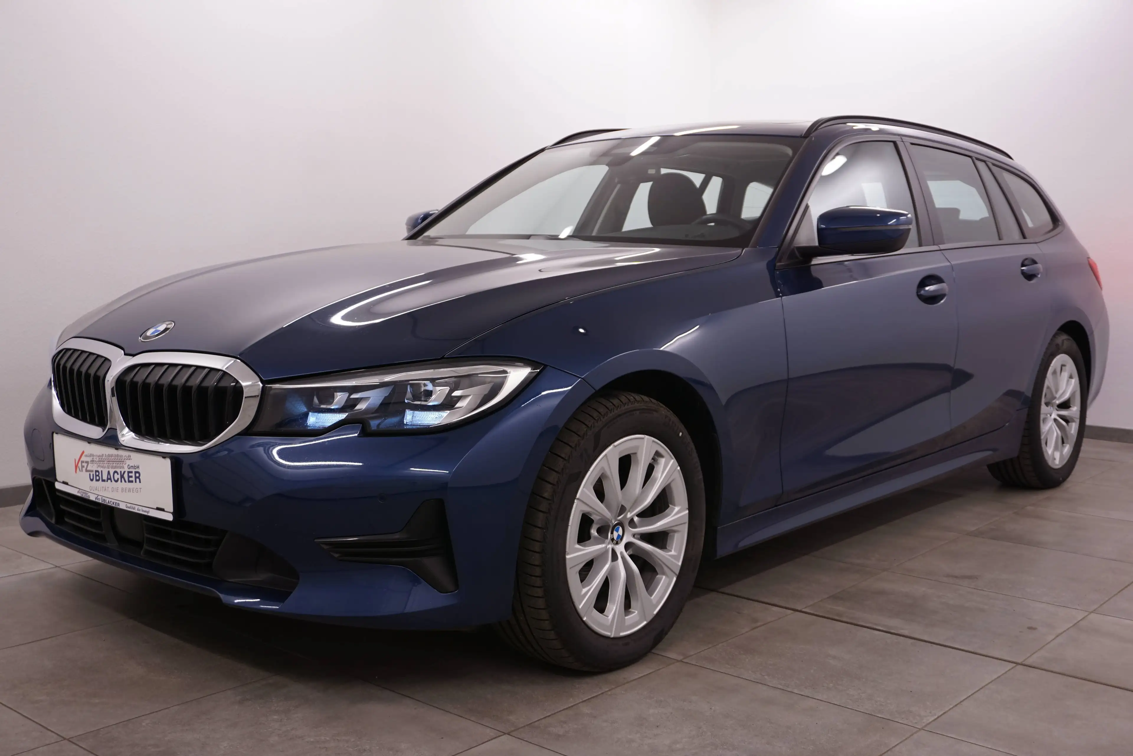 BMW 318 d // Anhängervorrichtung // Abstandstempomat// Panoramadach // — photo 3
