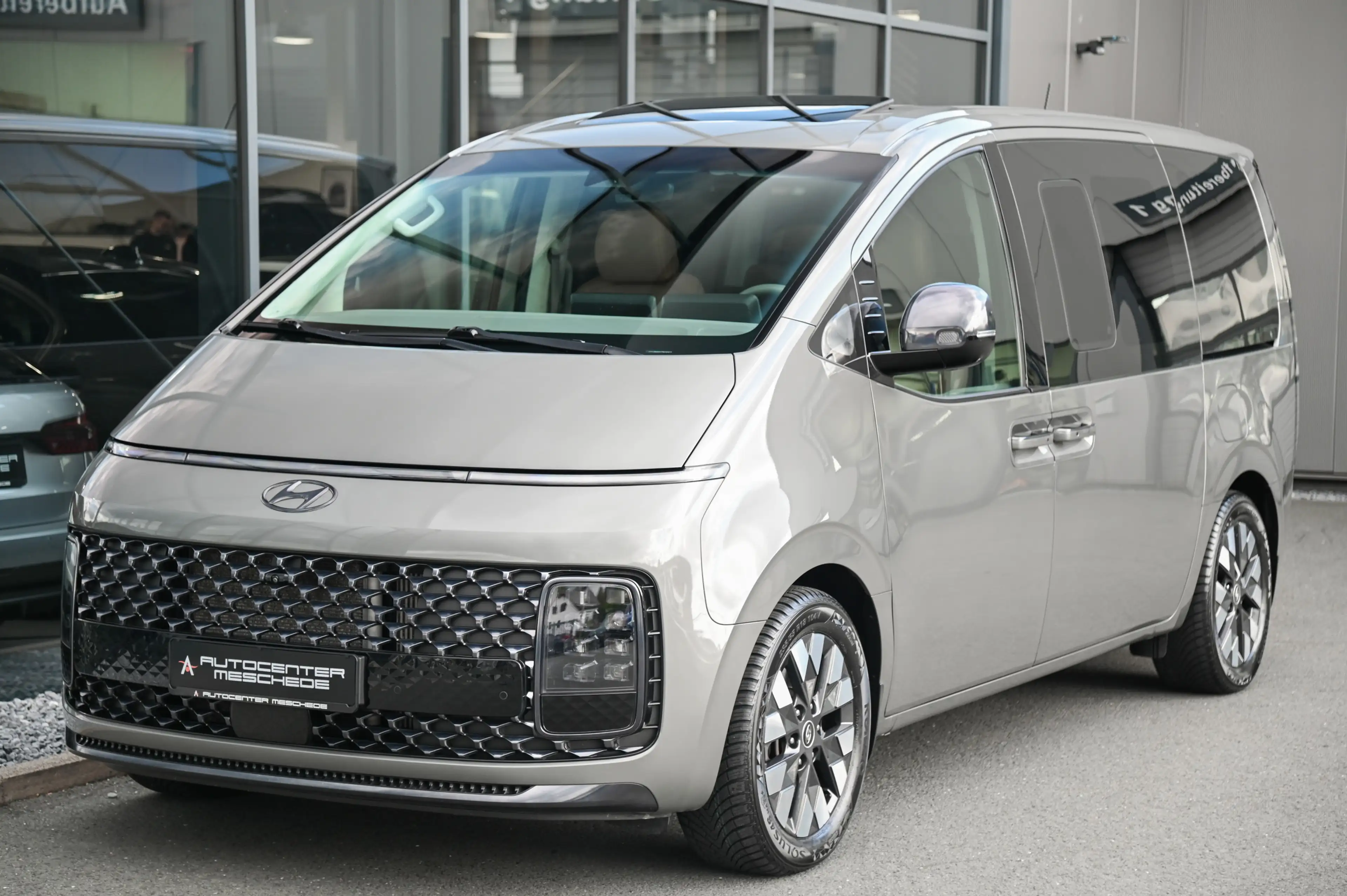 Hyundai STARIA Signature 2.2 CRDi 4WD Relax Sitze* Pano* — photo 2