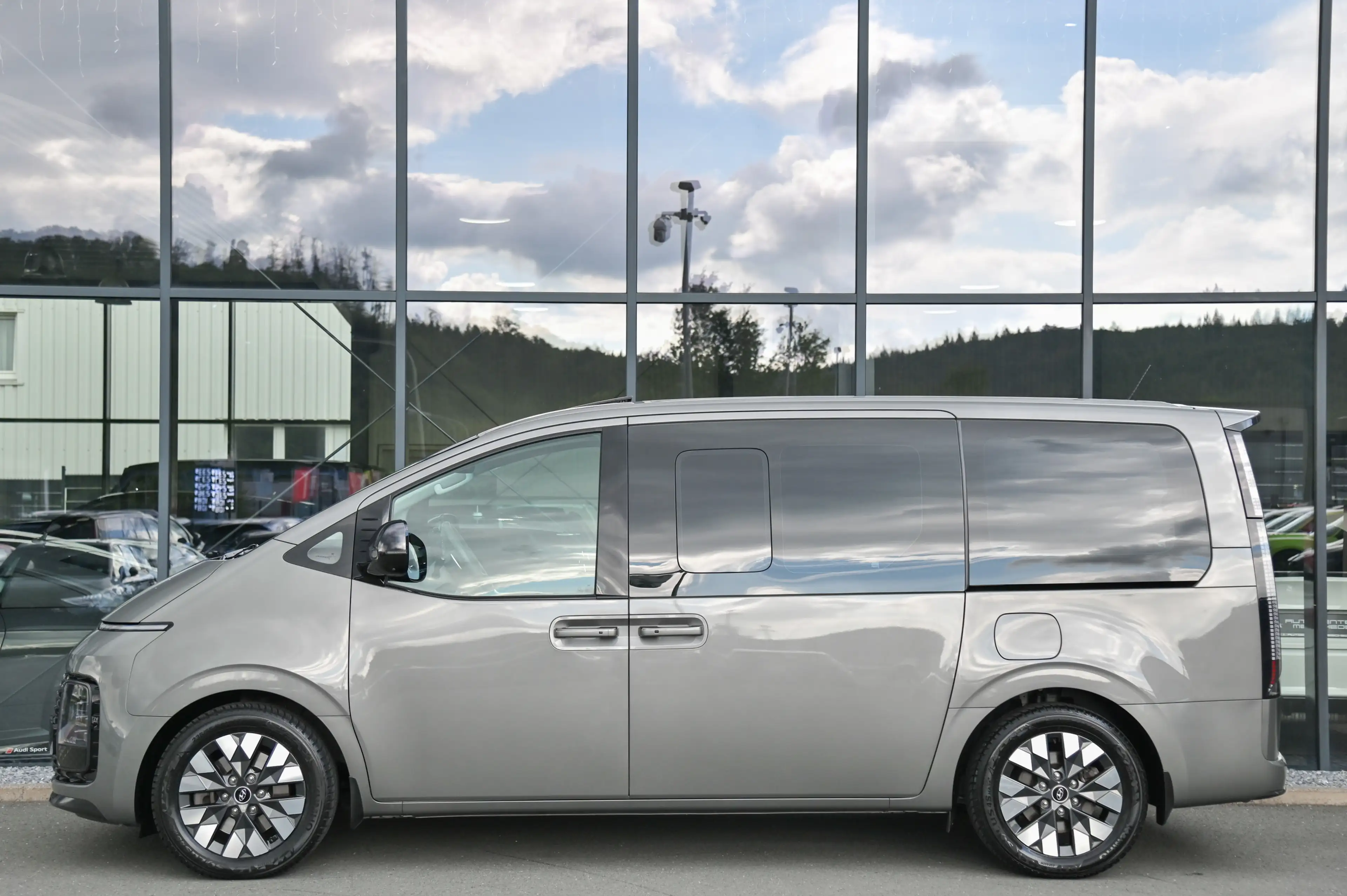 Hyundai STARIA Signature 2.2 CRDi 4WD Relax Sitze* Pano* — photo 6