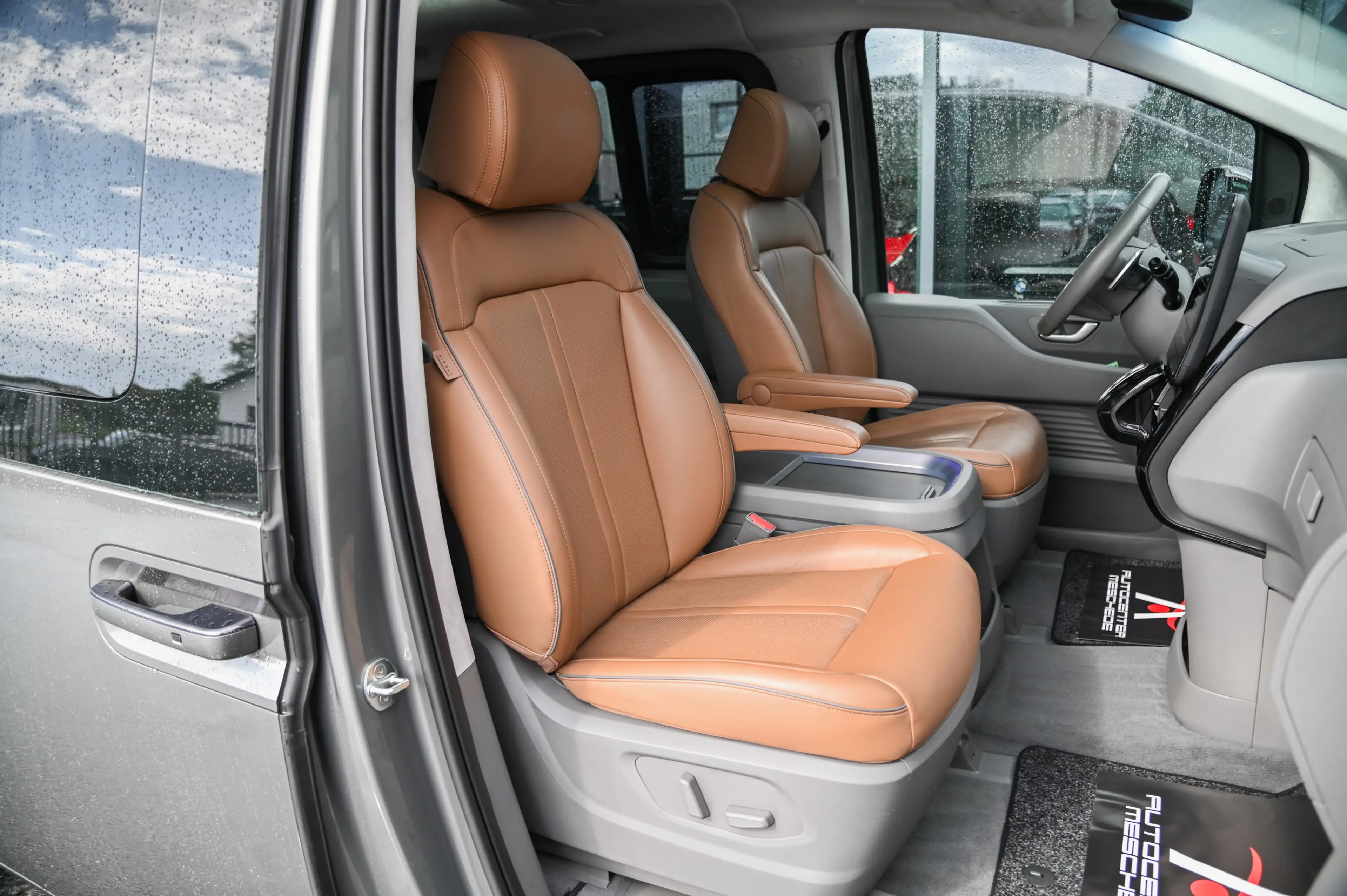 Hyundai STARIA Signature 2.2 CRDi 4WD Relax Sitze* Pano* — photo 13