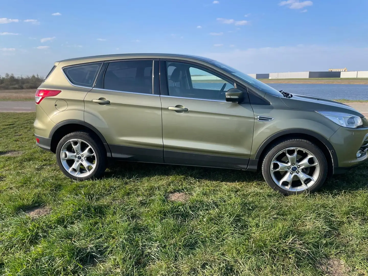 Ford Kuga 1.5 Titanium 4WD Groen - 1