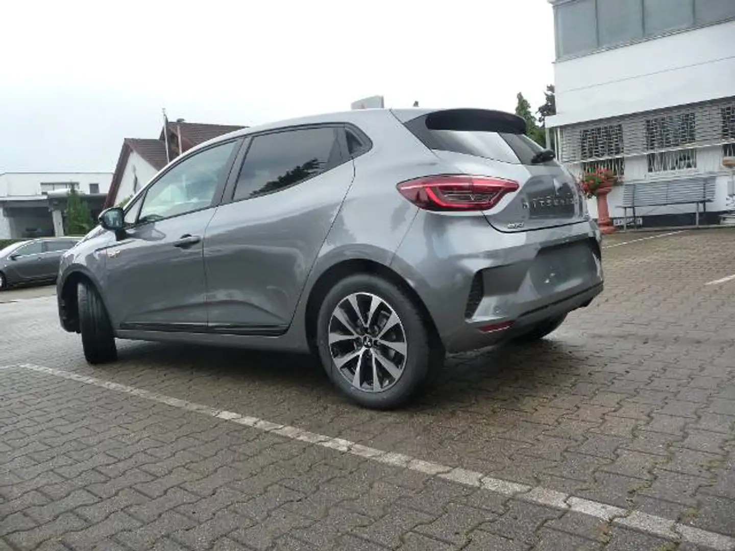 Mitsubishi Colt PLUS 1.6 Hybrid Grau - 2