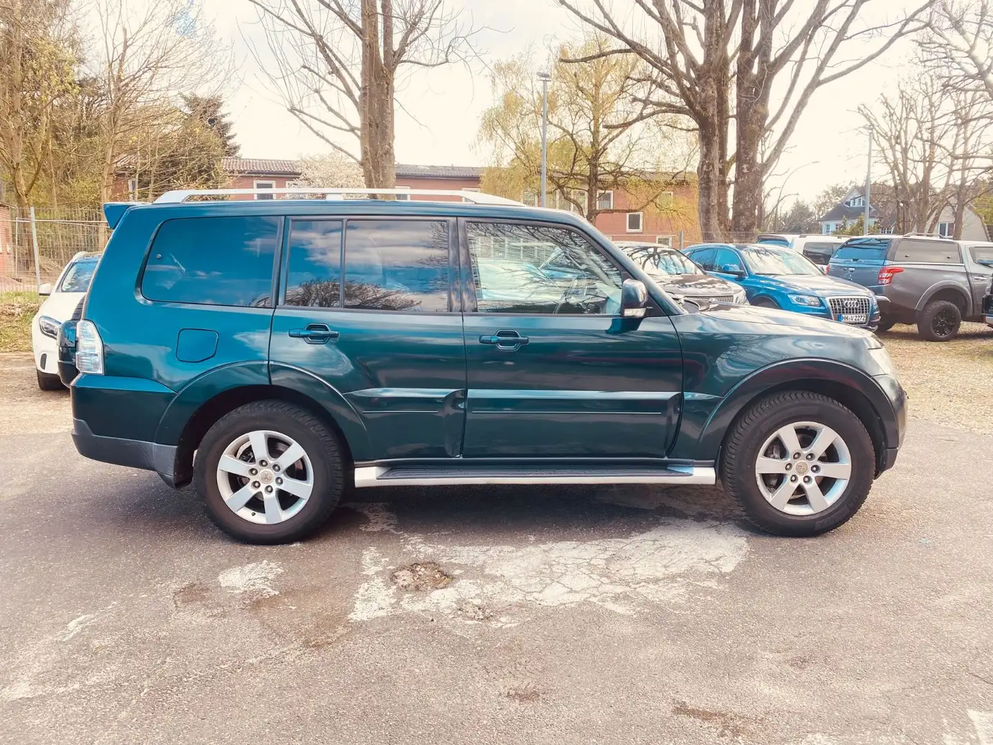 Mitsubishi Pajero 3.2 DI-D Intense*Leder*AHK*Automatik* Vert - 2