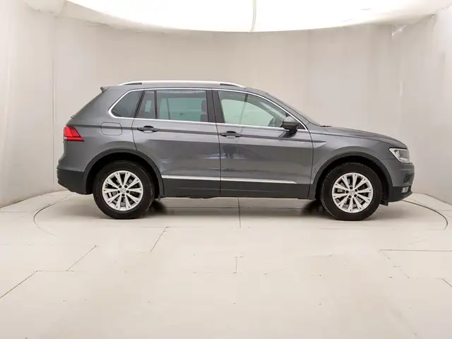 Volkswagen Tiguan view 3