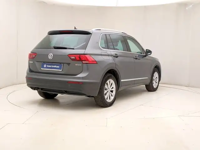 Volkswagen Tiguan view 4