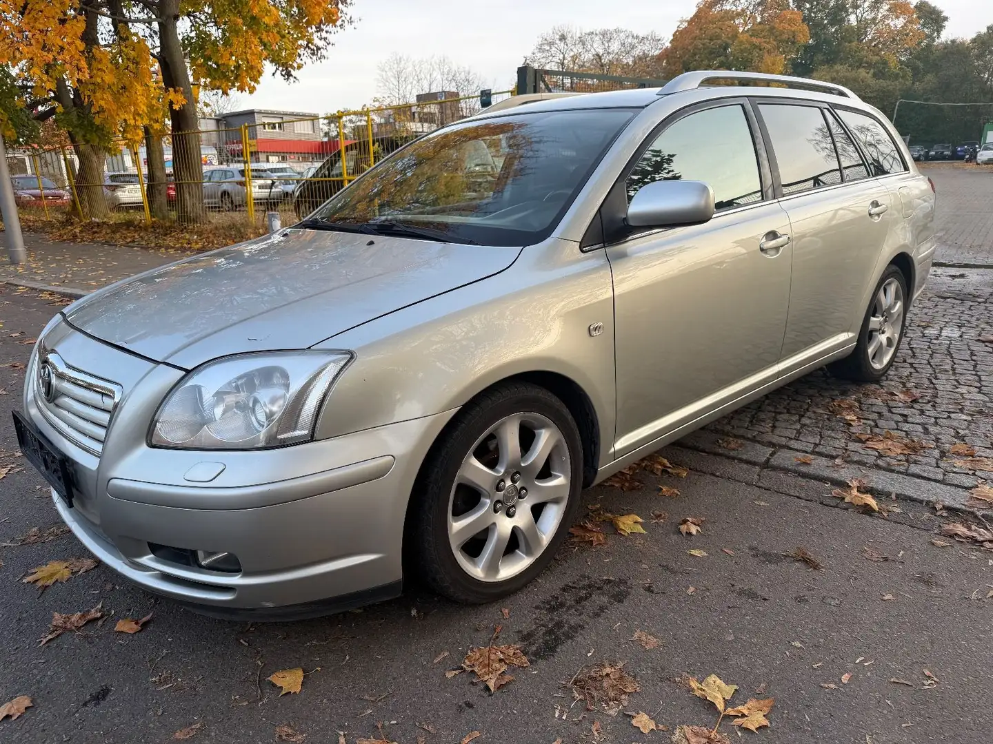 Toyota Avensis Kombi 2.0 Automatik Grau - 2