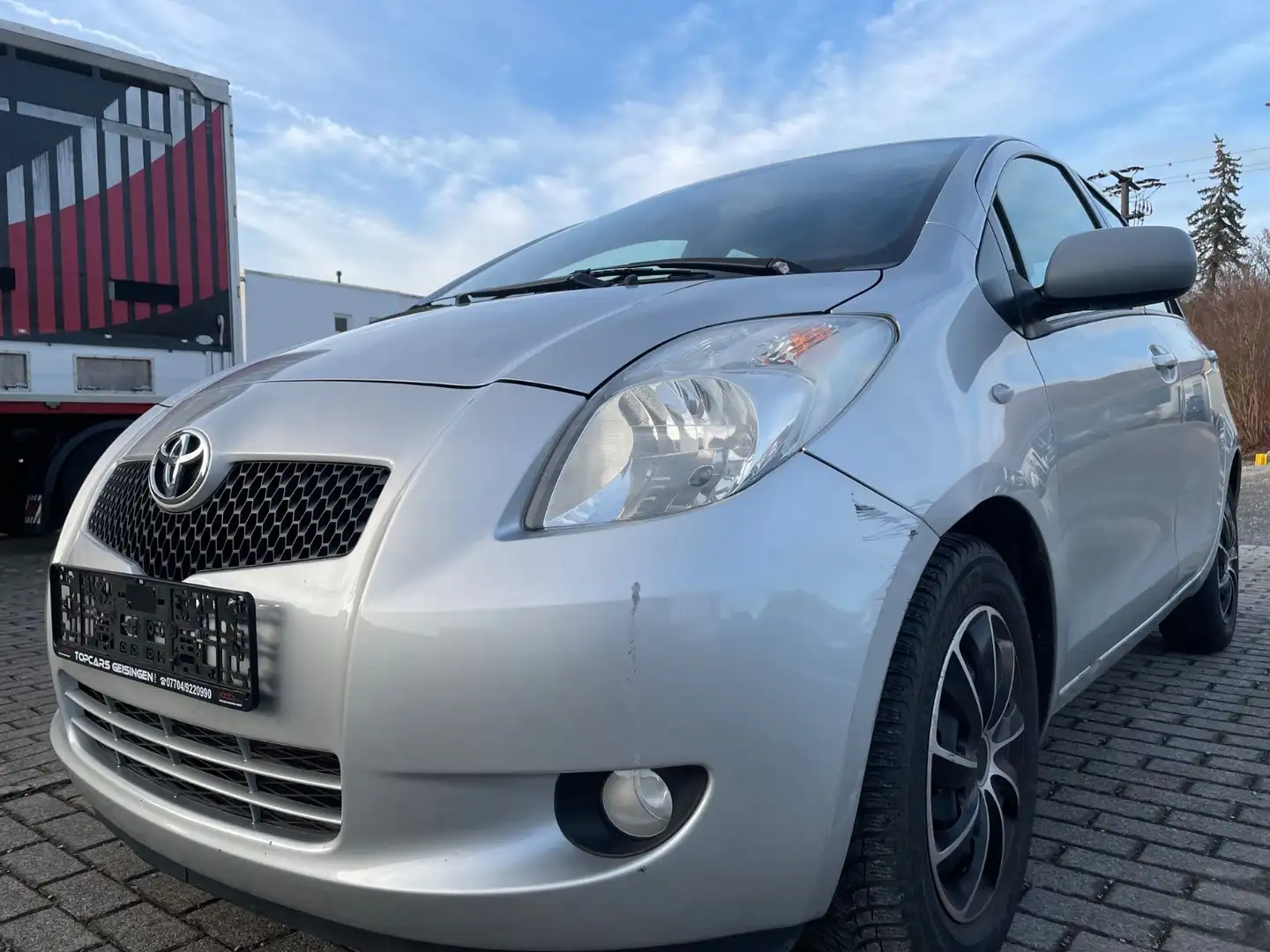 Toyota Yaris Sol Aut. /Klima/Kamera/ 8-fach/TÜV 01/2027 Silber - 1